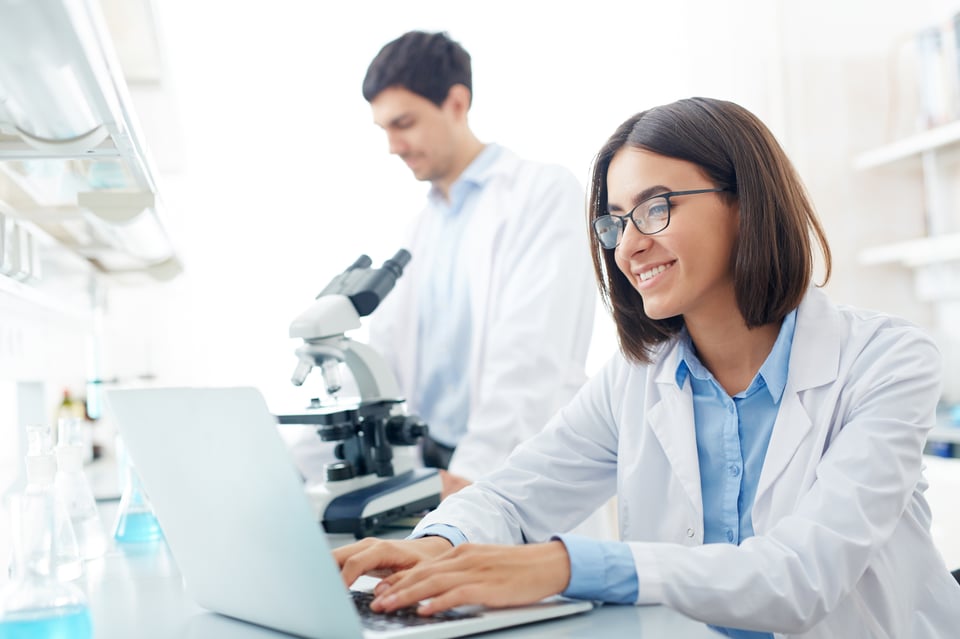 тканевые биолог. научно-исследовательская лаборатория. клинические исследования. научные разработки. ученые в лаборатории.