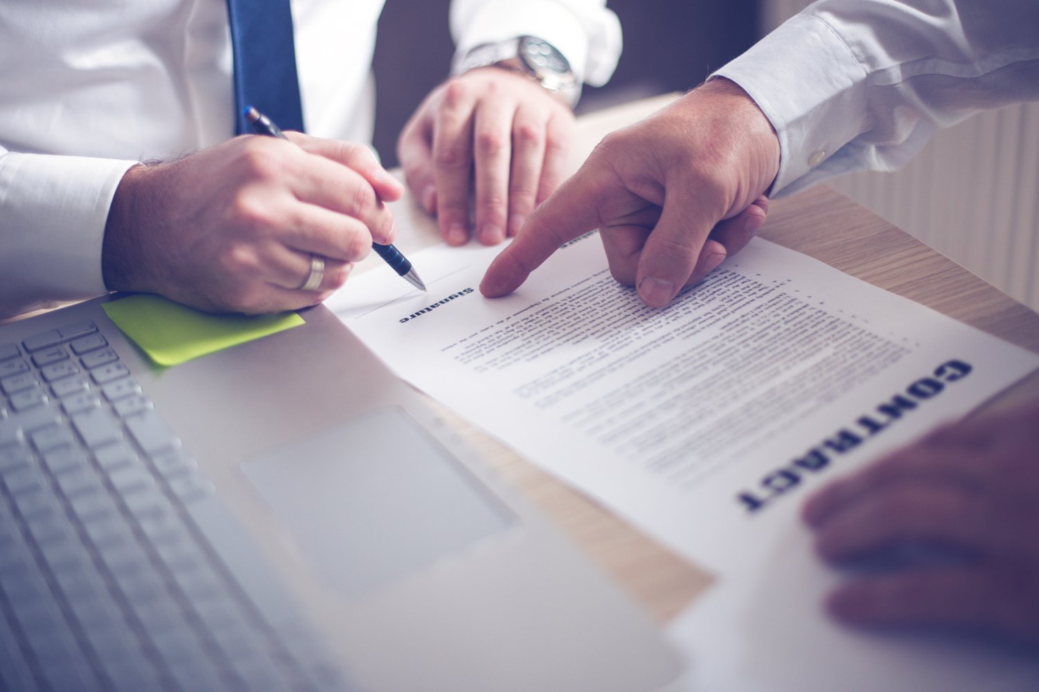 Contract offer. Подписывает документ. Договор. Заключить договор. Подписание договора картинки.
